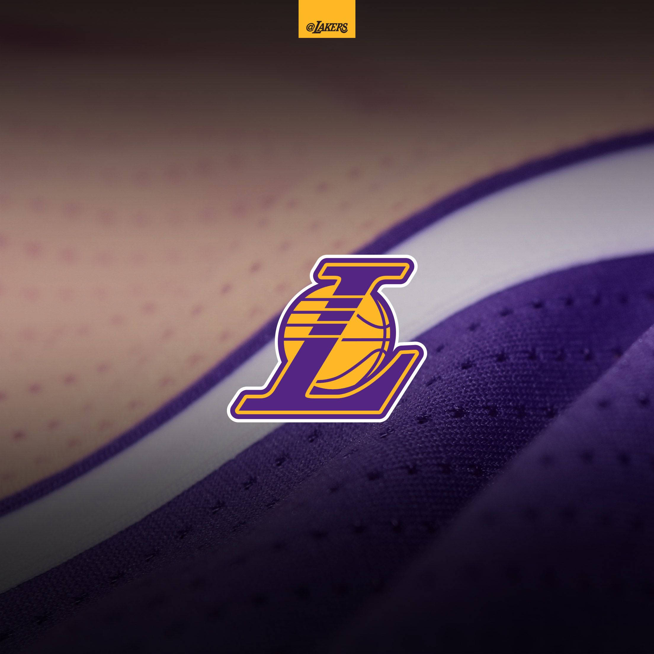 NBA 桌布 壁紙 — 洛杉磯湖人隊標誌在紫色和金色籃球球衣布料上的特寫，帶有紋理細節。