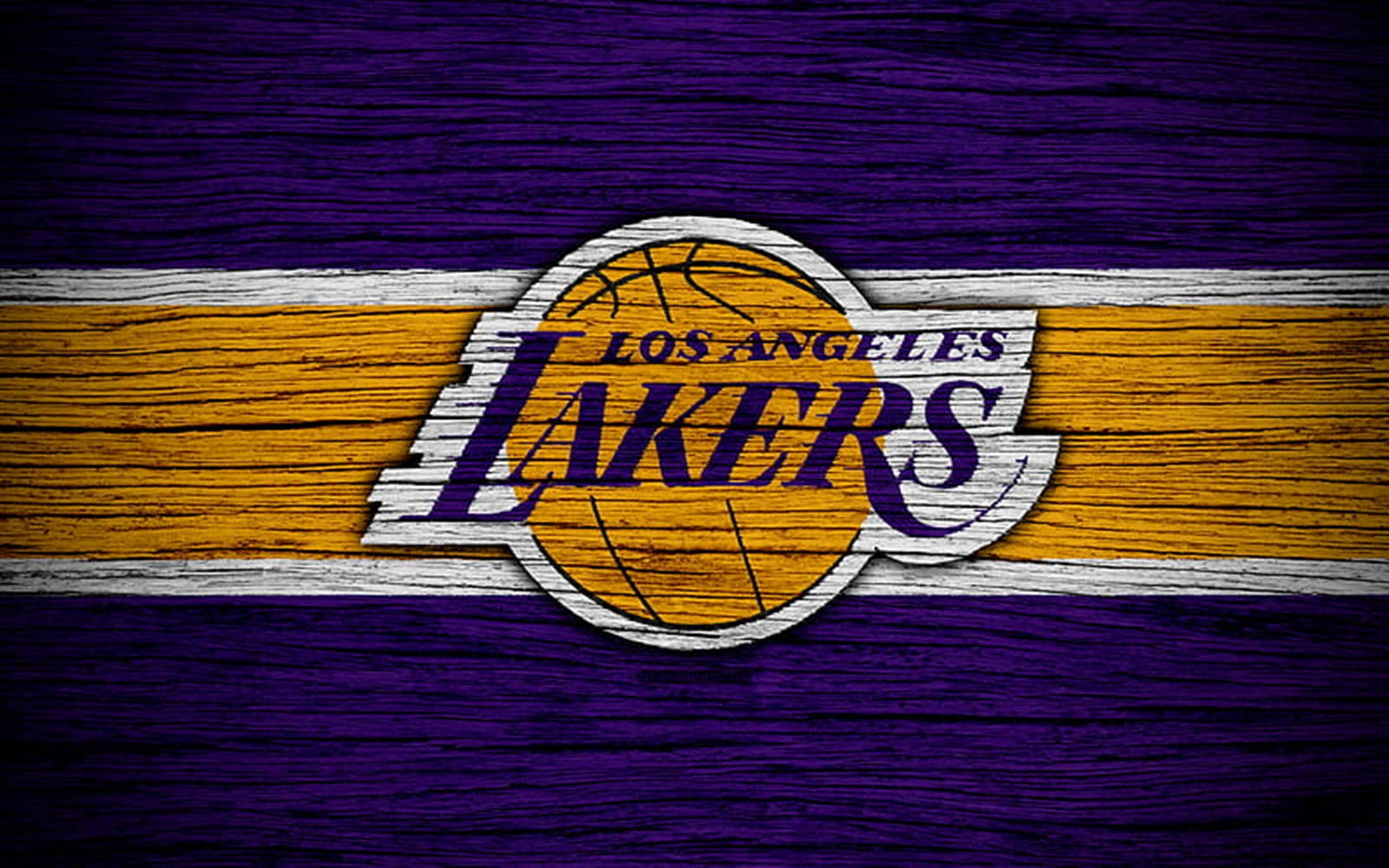 NBA 桌布 壁紙 — 洛杉磯湖人隊標誌居中放置於經風化的紫色和金色木紋紋理背景上。