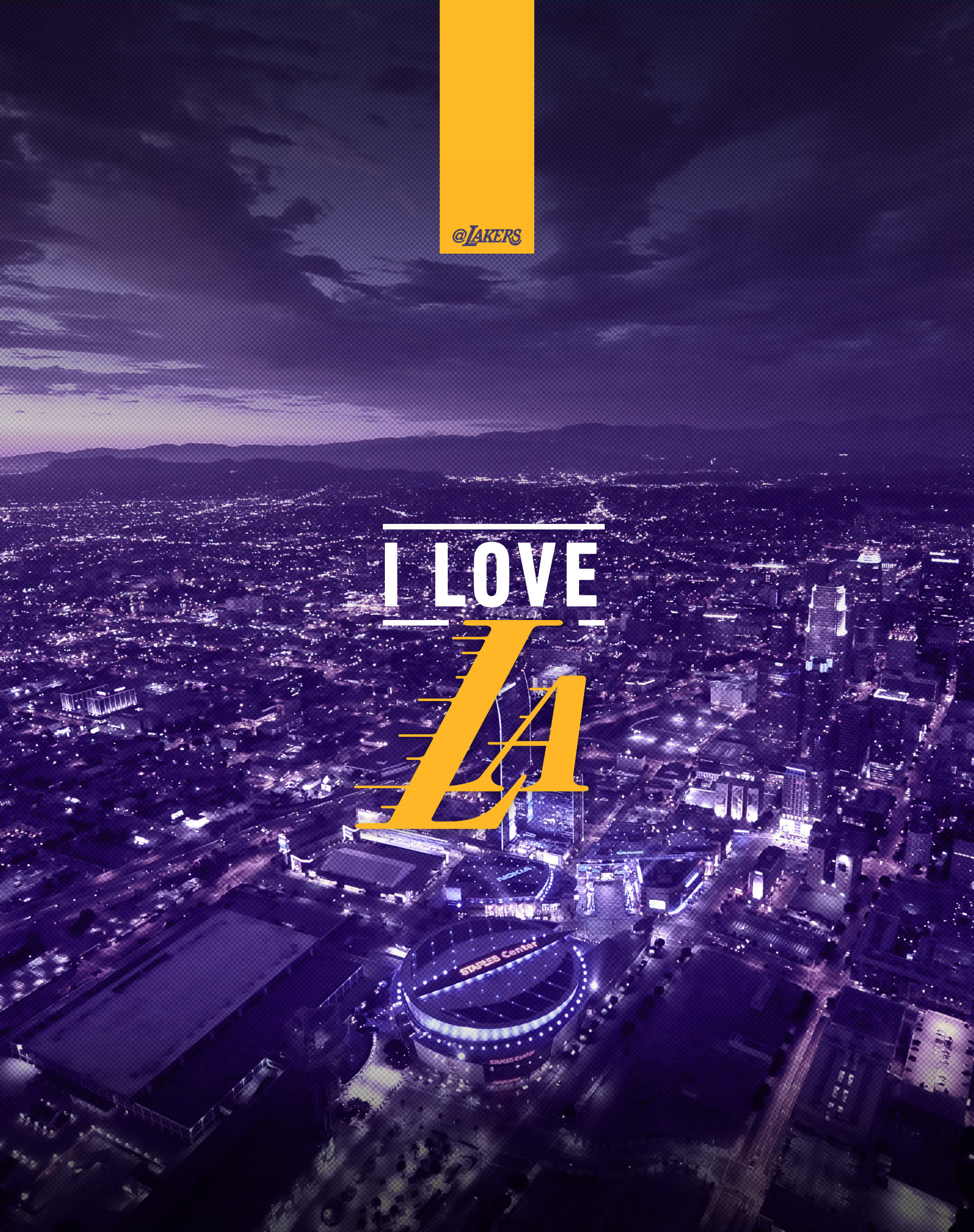 Lakers iPhone 桌布 壁紙 — 洛杉磯黃昏時的鳥瞰圖，紫色天空、城市燈光，以及粗體黃色 I LOVE LA 文字疊加。
