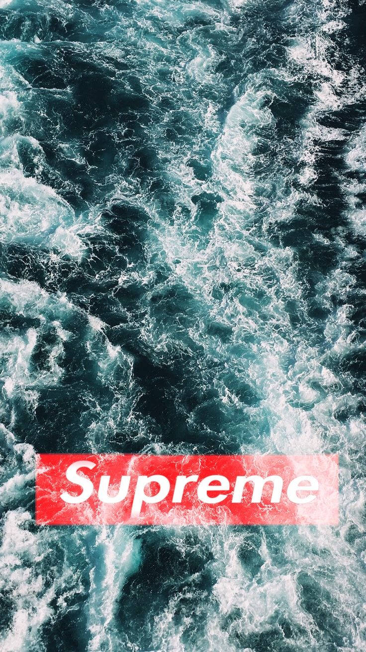 supreme 桌布 壁紙 — 洶湧的藍綠色海浪撞擊著白色泡沫，上面覆蓋著一個大膽的紅色Supreme標誌。