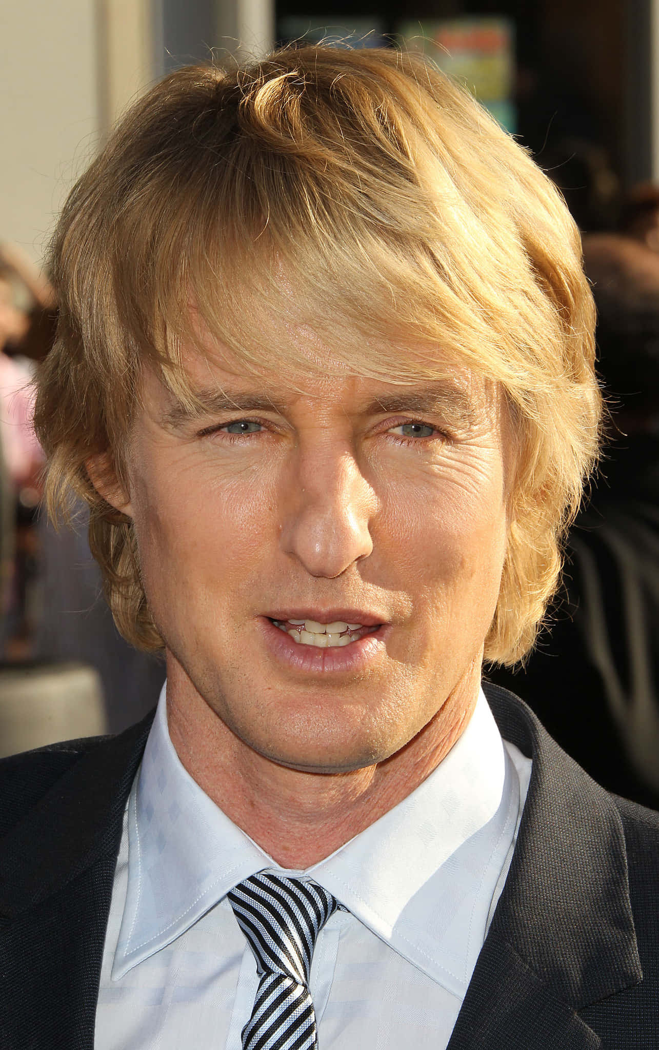 Owen Wilson 桌布 壁紙 — 活動中一名金髮男子穿著西裝和條紋領帶的特寫肖像。