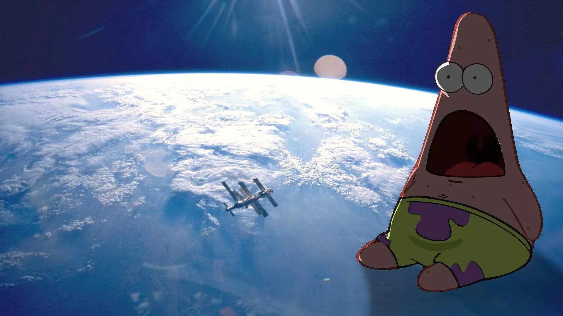 meme 桌布 壁紙 — 派大星在太空中漂浮，表情震驚，地球和國際太空站從下方經過。
