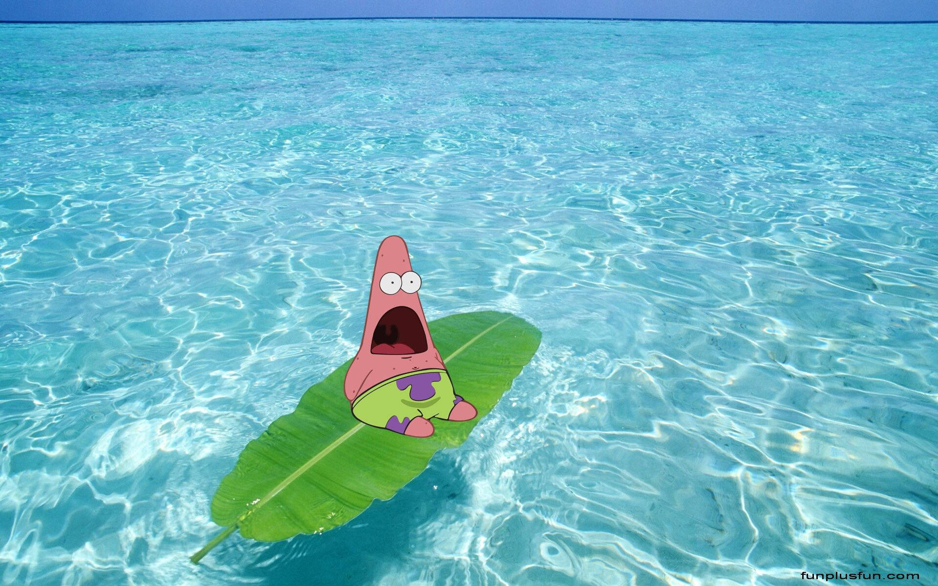 Patrick 桌布 壁紙 — 派大星漂浮在清澈的碧綠水上，一片綠葉上，眼睛睜大，嘴巴張開。