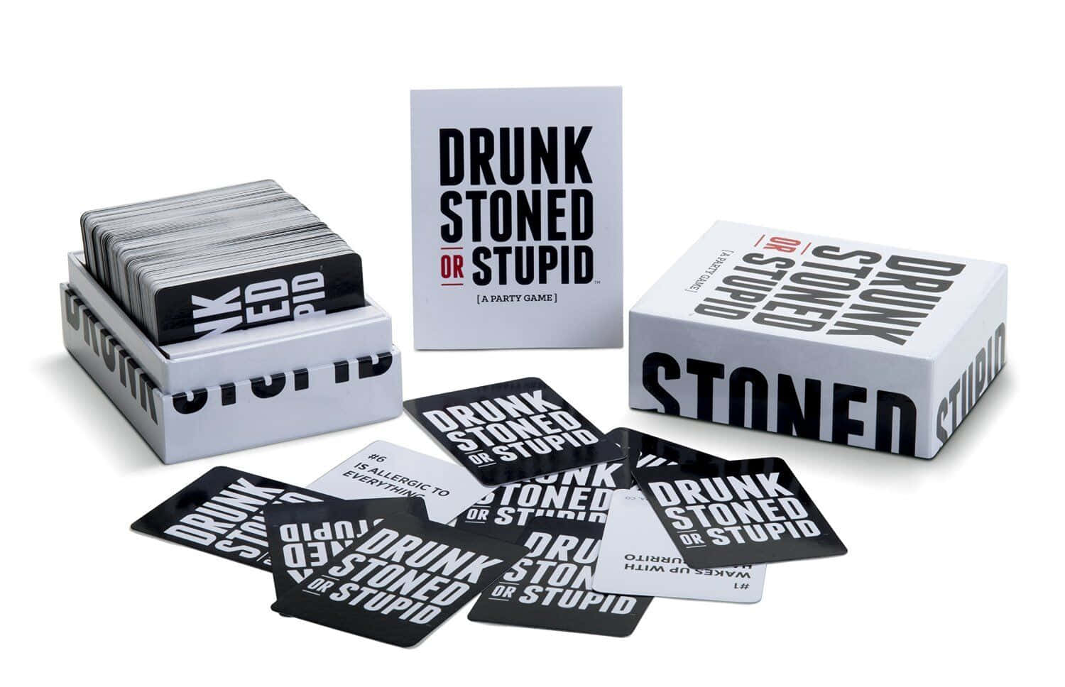 Stupid 桌布 壁紙 — 派對遊戲「Drunk Stoned or Stupid」的極簡產品照，其盒子、卡片和說明書排列在白色背景上。