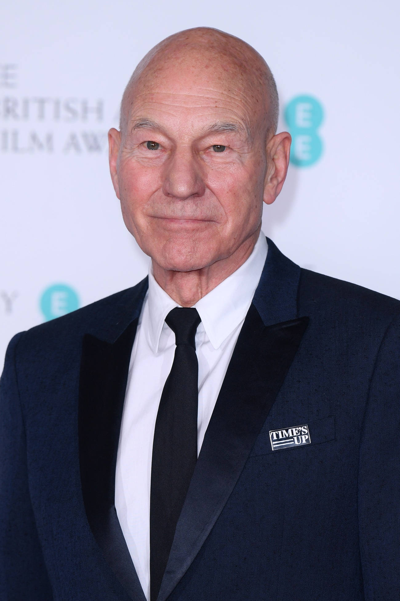 Celebrity 桌布 壁紙 — 派崔克·史都華爵士身穿深色西裝，在英國電影獎上佩戴「Times Up」胸針。