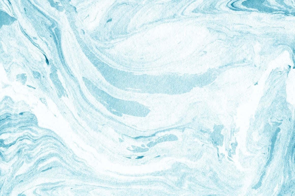 Aesthetic Marble 桌布 壁紙 — 流動的抽象圖案，柔和的藍色和白色漩渦，類似液體大理石或海洋水流。