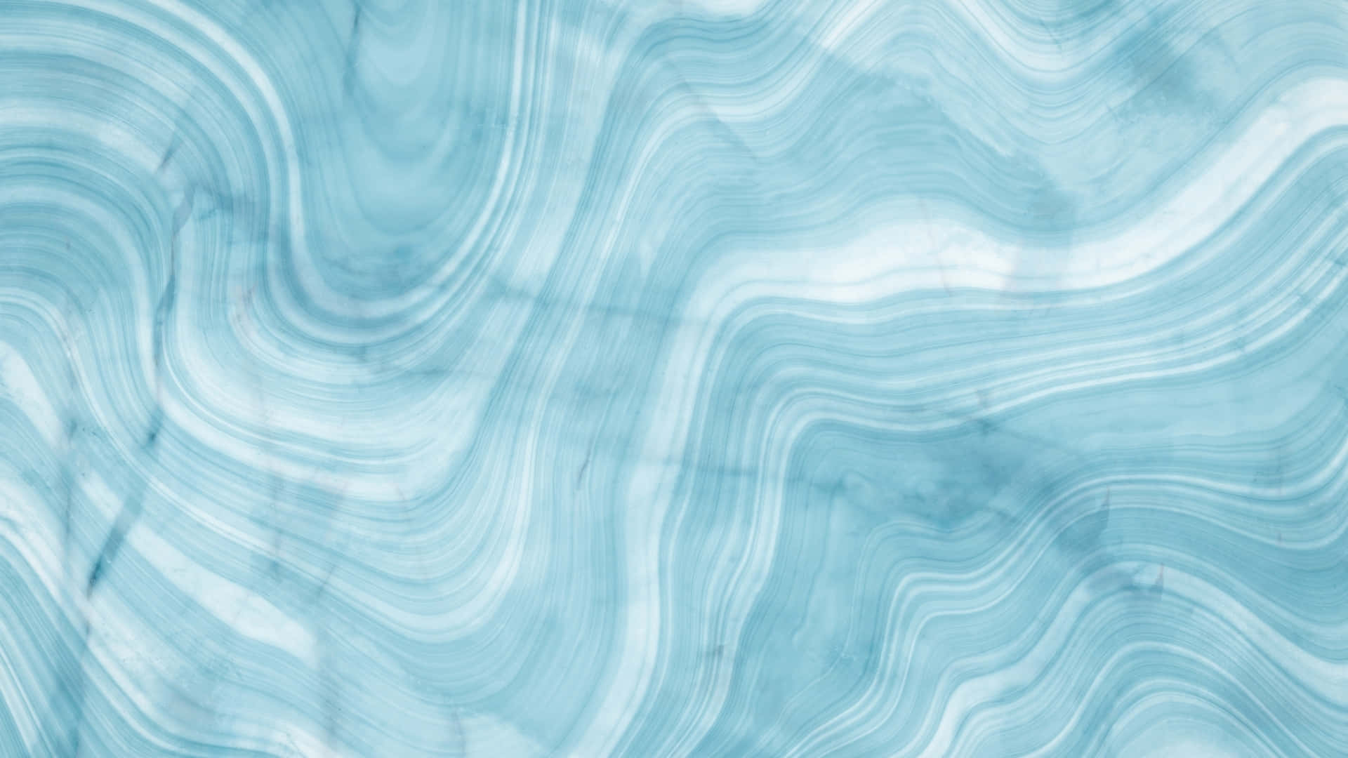 Blue Marble 桌布 壁紙 — 流動的抽象圖案，由旋轉的淺藍色和白色波浪組成，類似拋光石或液體玻璃。