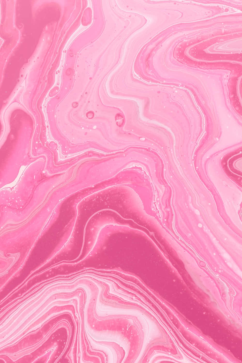 Aesthetic Light Pink 桌布 壁紙 — 流動的抽象圖案，由旋轉的粉紅色和白色液體組成，帶有光澤水滴，營造出夢幻般的大理石紋理效果。
