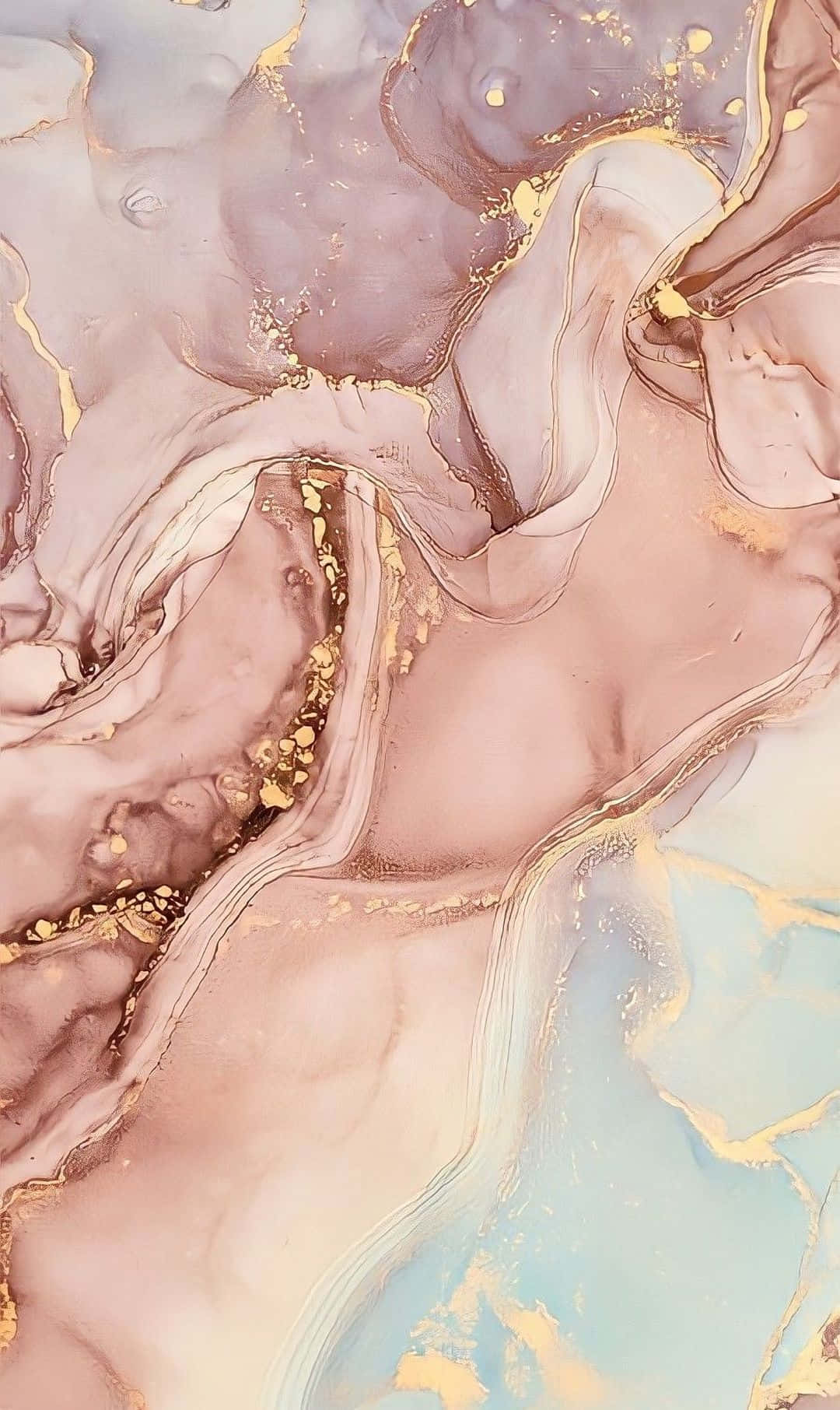 1080x1812 桌布 壁紙 — 流動的抽象漩渦，融合淡紫腮紅與柔和藍色，搭配閃爍金色點綴，營造出奢華的大理石紋理效果。