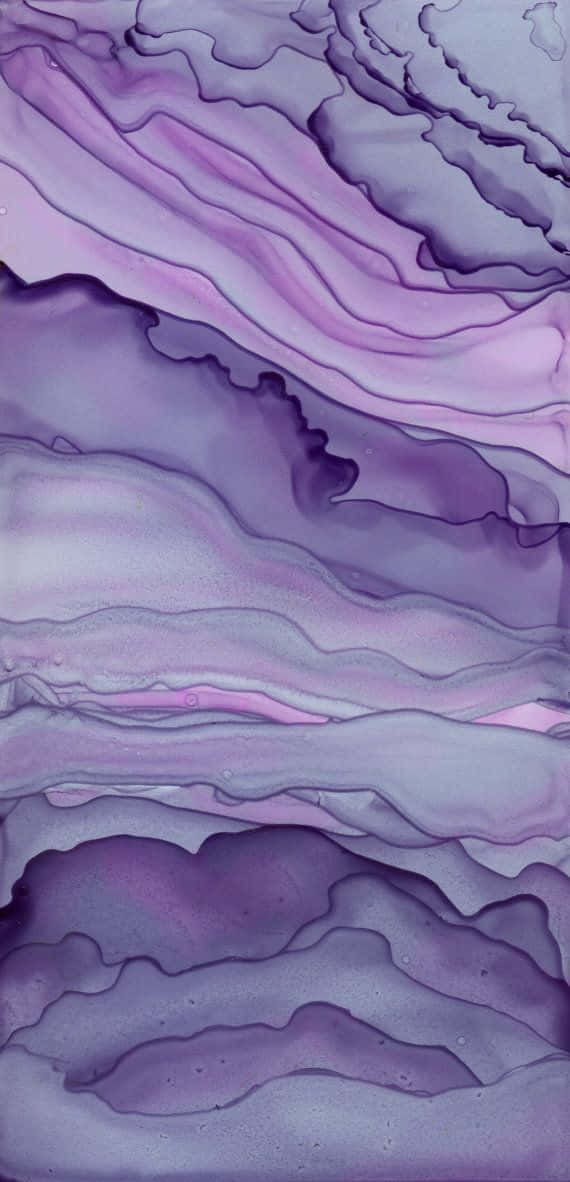 Purple Phone 桌布 壁紙 — 流動的紫色和薰衣草漩渦在夢幻般的抽象畫布上以有機波浪流動。
