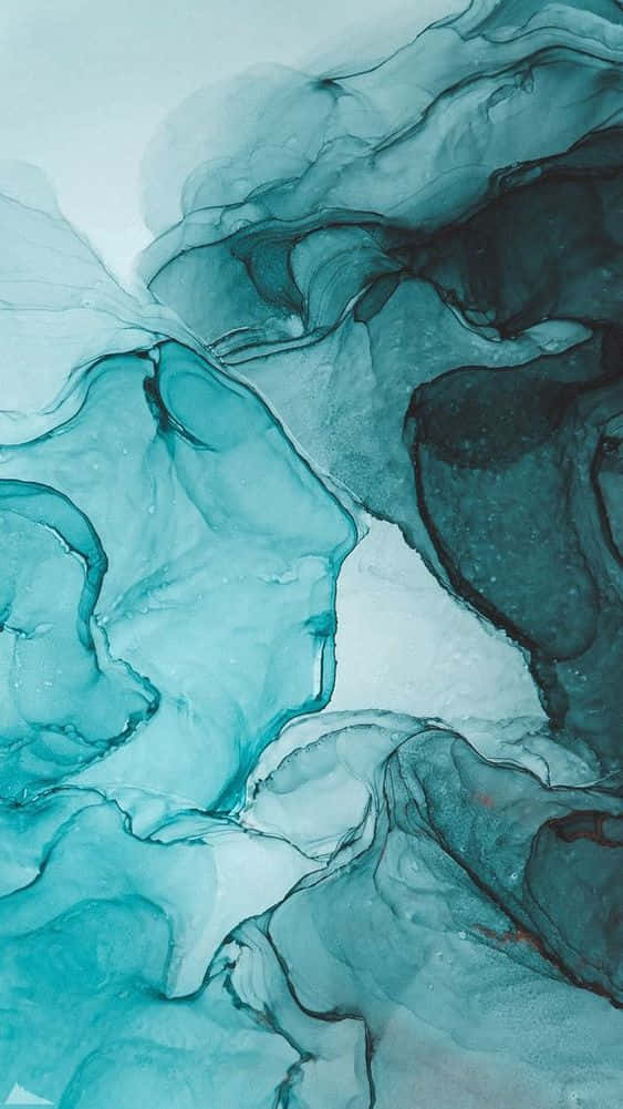 Teal Marble 桌布 壁紙 — 流動的藍綠色和白色墨水漩渦，以柔和的漸變和有機的動感，創造出夢幻般的抽象構圖。