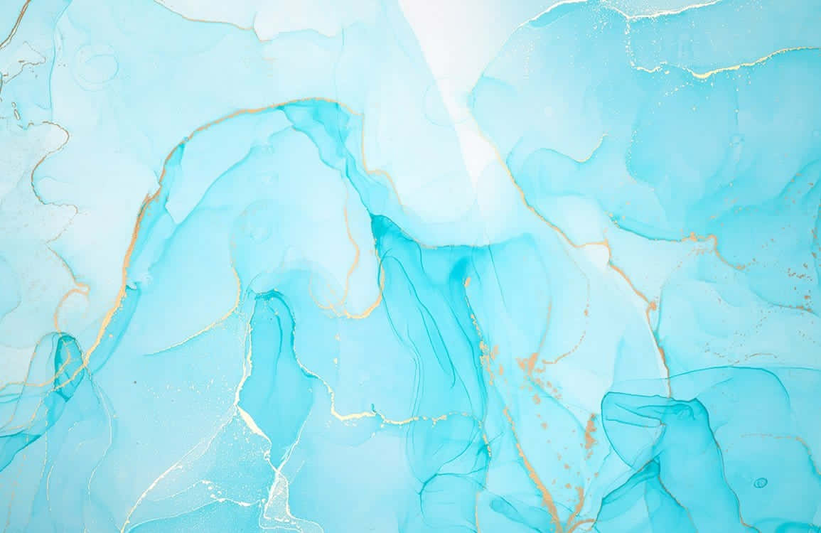 Light Blue Marble 桌布 壁紙 — 流動的藍綠色和金色抽象漩渦在明亮的白色畫布上優雅地流動。