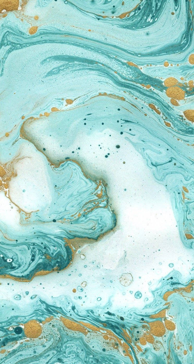 Marble Phone 桌布 壁紙 — 流動的藍綠色和金色油漆漩渦與白色和黑色斑點創造出豪華的抽象大理石紋理。