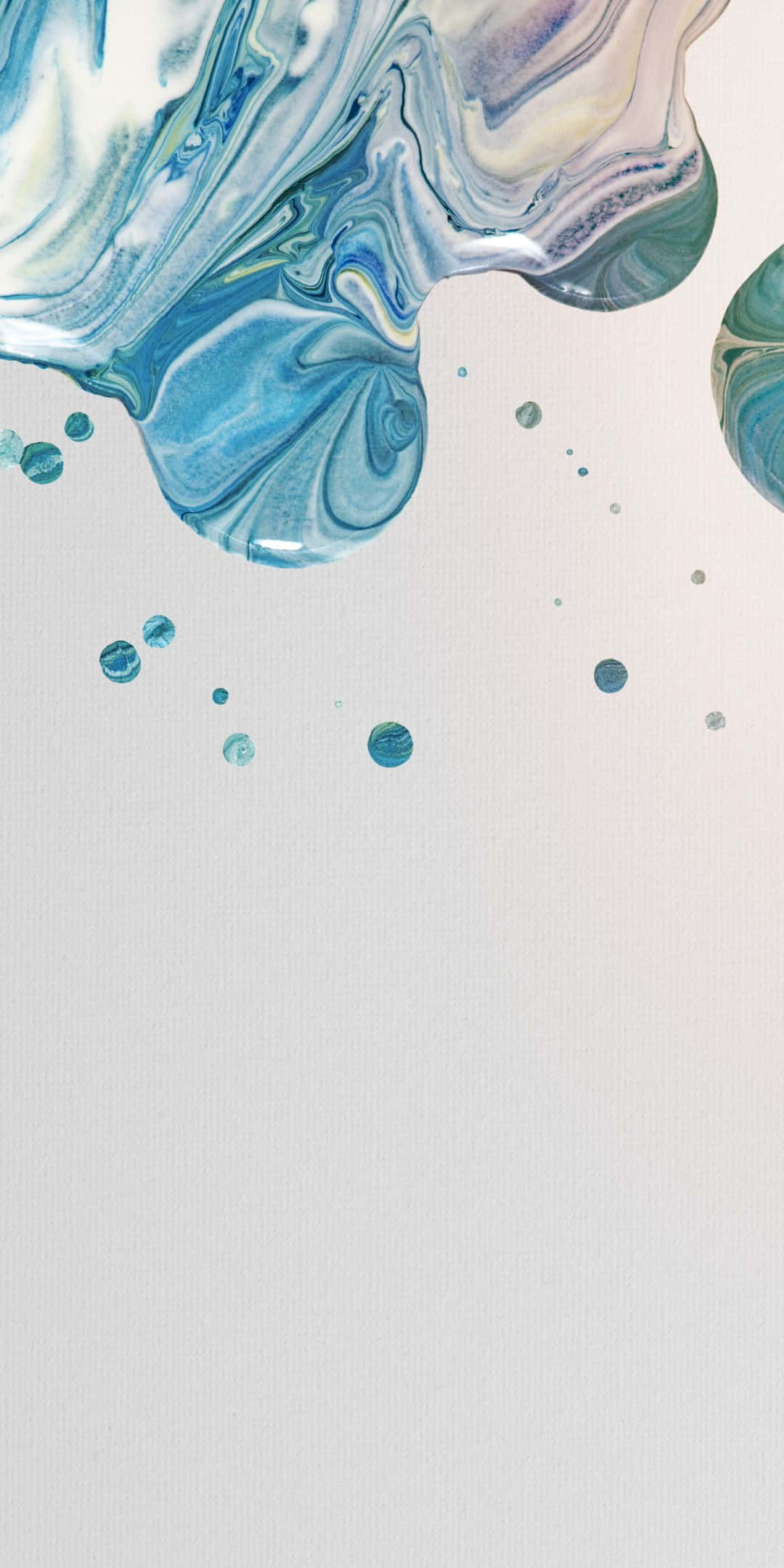 1080x2160 桌布 壁紙 — 流動的藍色和白色油漆漩渦在帶有紋理的米白色畫布上傾瀉而下，散落著水滴。