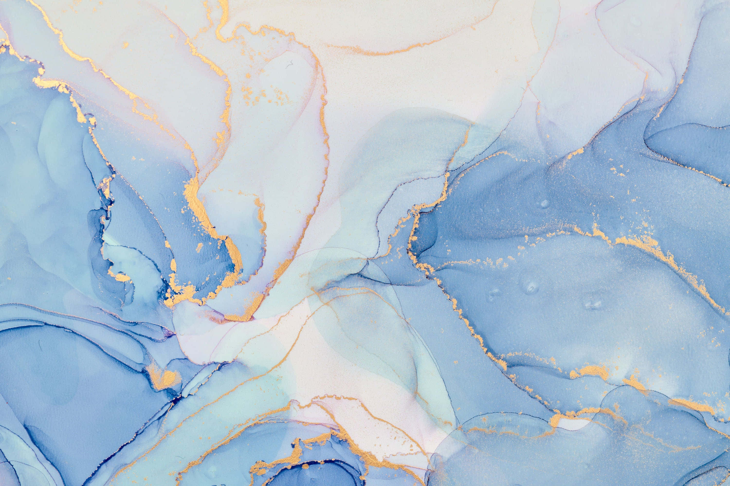 Blue Marble 桌布 壁紙 — 流動的藍色和金色抽象顏料漩渦，以柔和的漸變和精緻的金屬質感營造出奢華的大理石紋理。