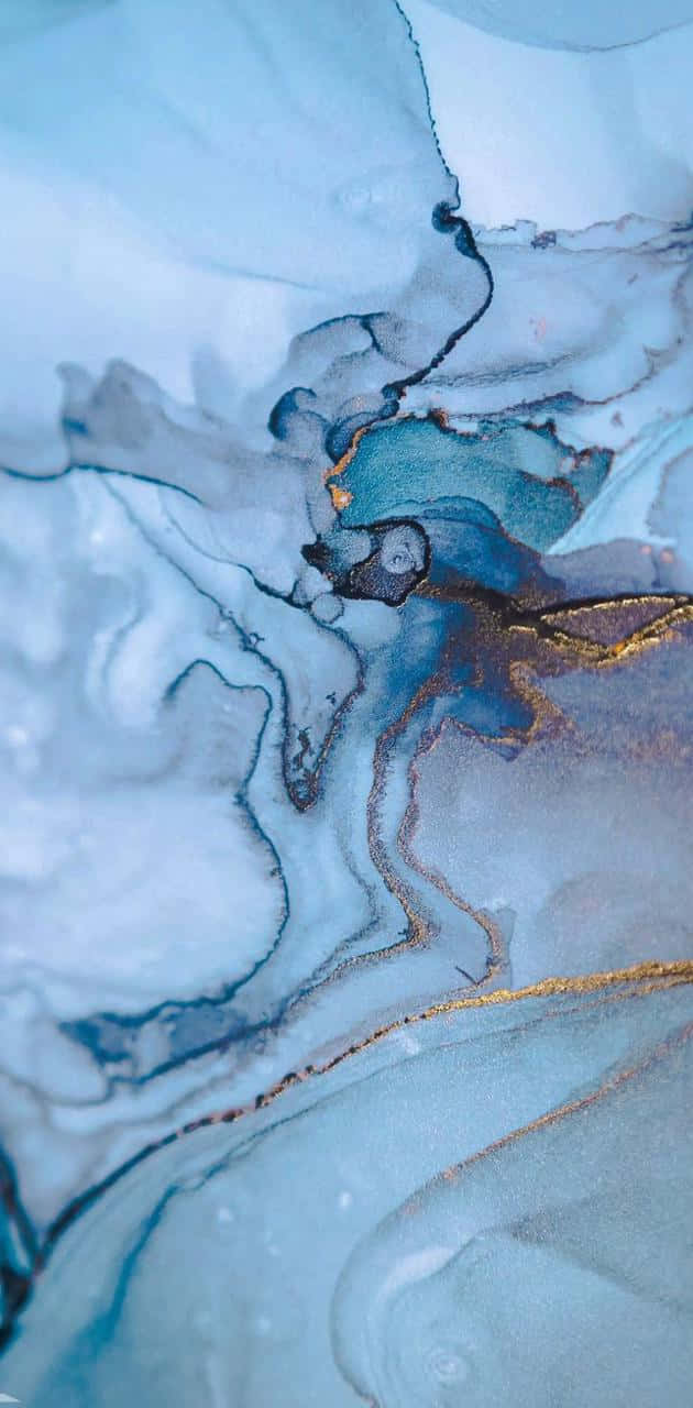 Marble iPad 桌布 壁紙 — 流動的藍色和金色抽象顏料漩渦，營造出帶有金屬質感的寧靜大理石紋理。