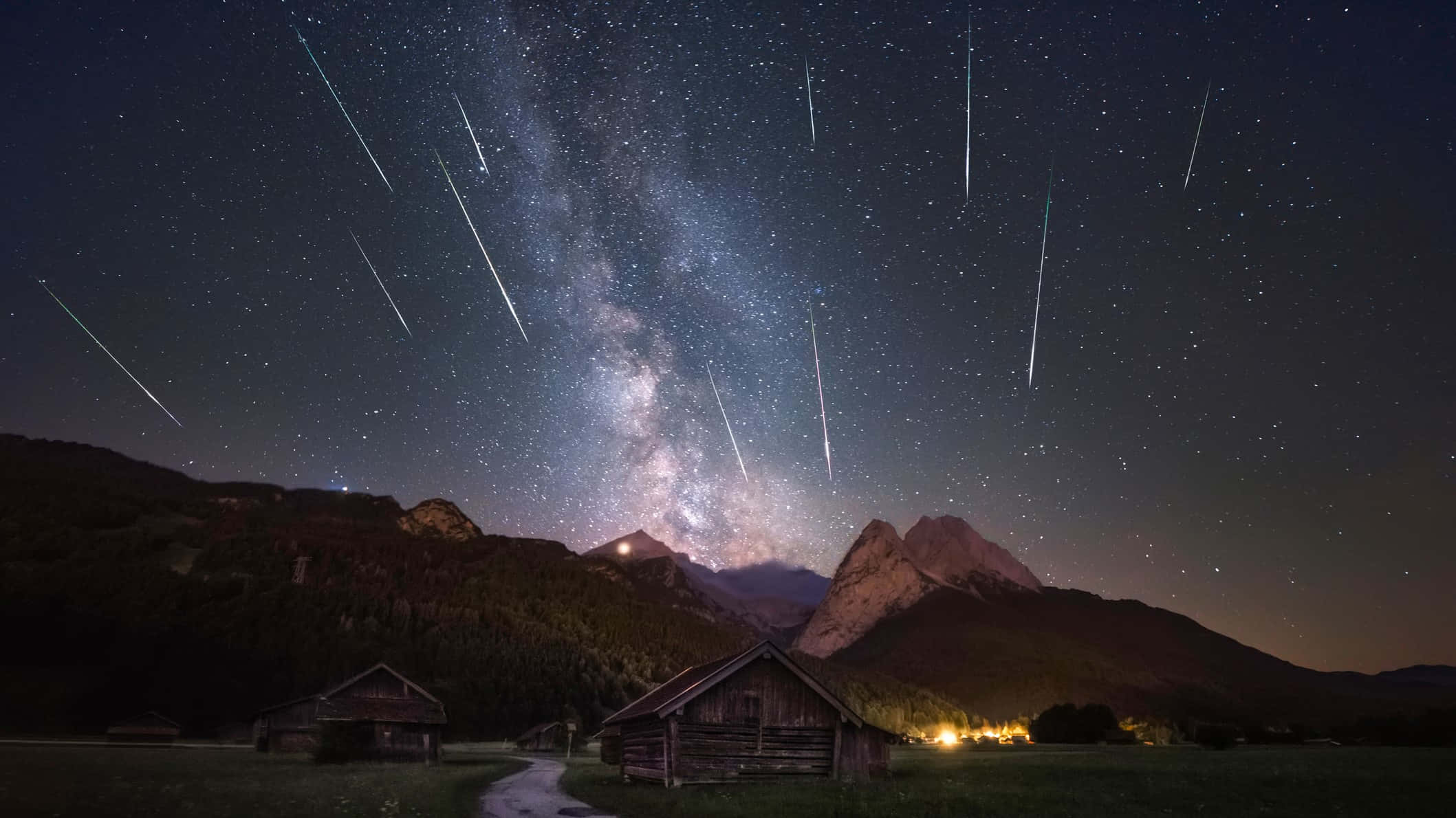 meteor 桌布 壁紙 — 流星軌跡劃過的星空之夜，拱形籠罩著山谷中的質樸木屋。