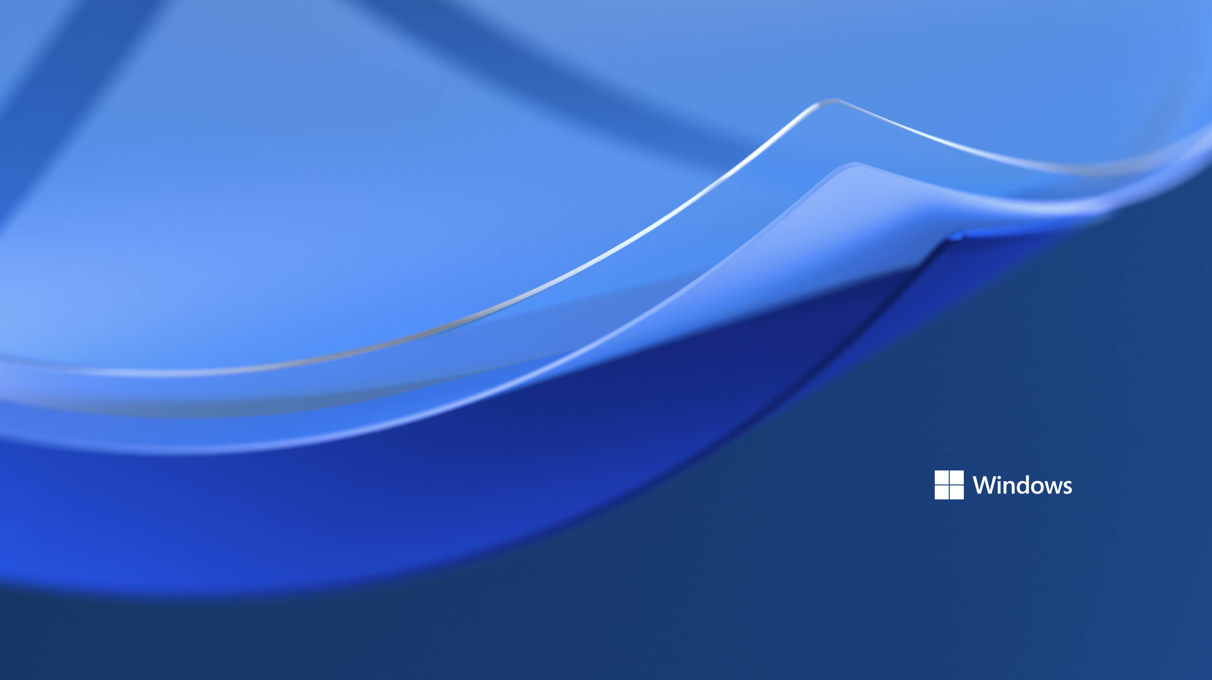 Windows Default 桌布 壁紙 — 流暢的藍色抽象波浪，帶有微妙的高光和柔和的漸變背景。