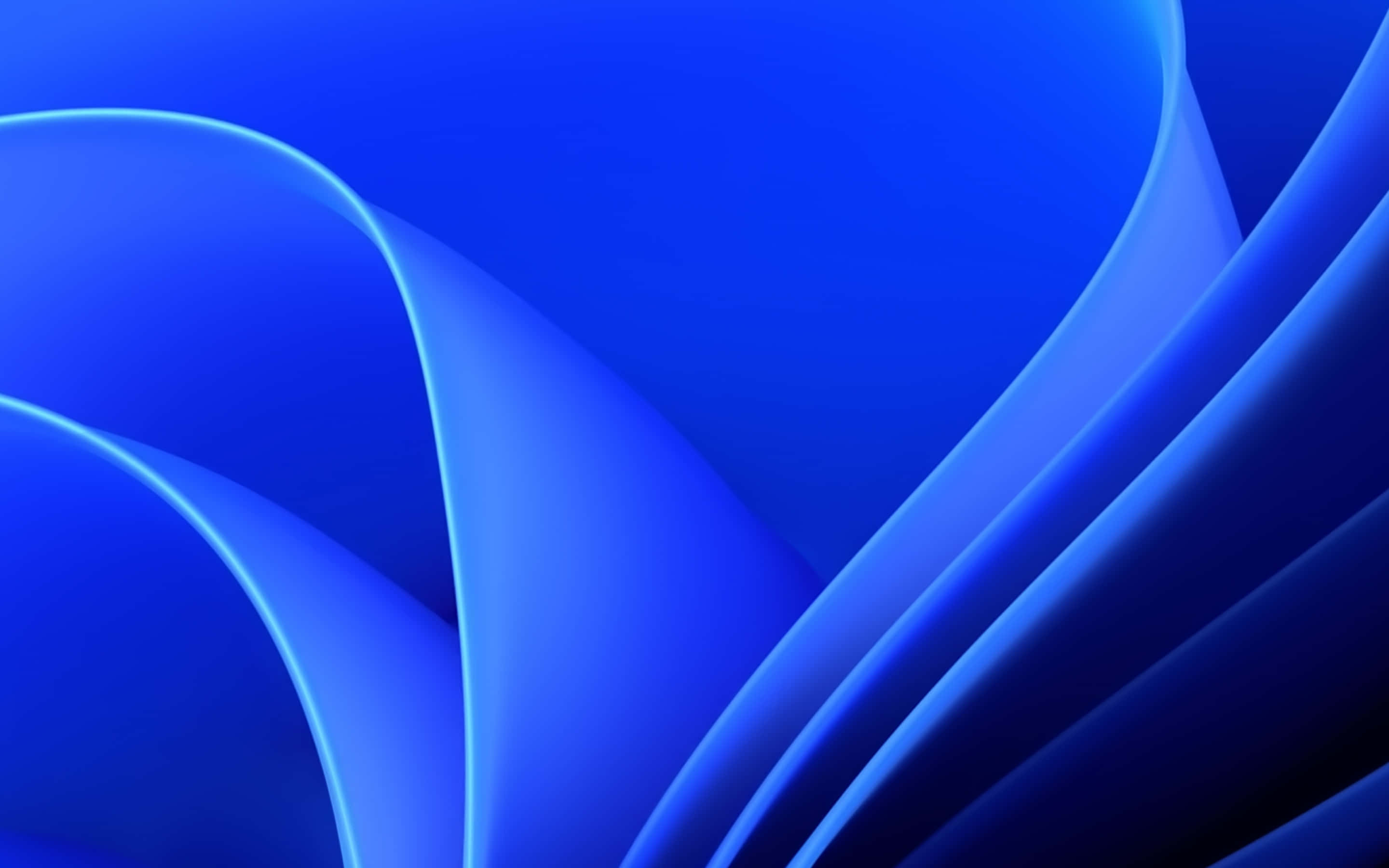 Blue Screen 桌布 壁紙 — 流暢的藍色抽象波浪，帶有發光邊緣，營造出寧靜的數位背景。