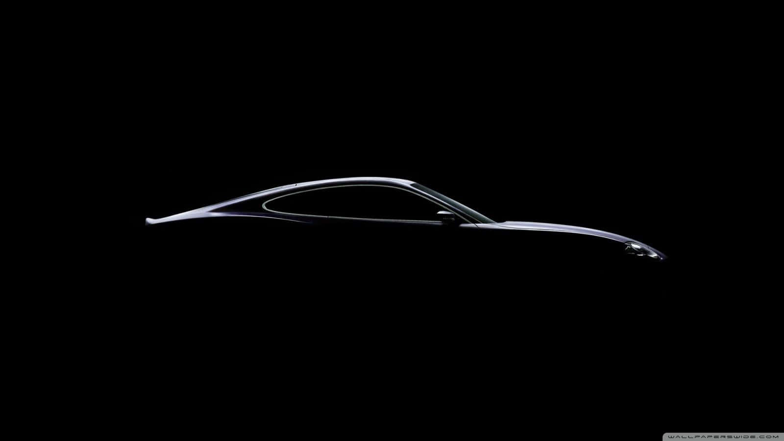 Black Car 4K 桌布 壁紙 — 流線型銀色跑車剪影在純黑背景上閃耀，帶有戲劇性燈光效果。
