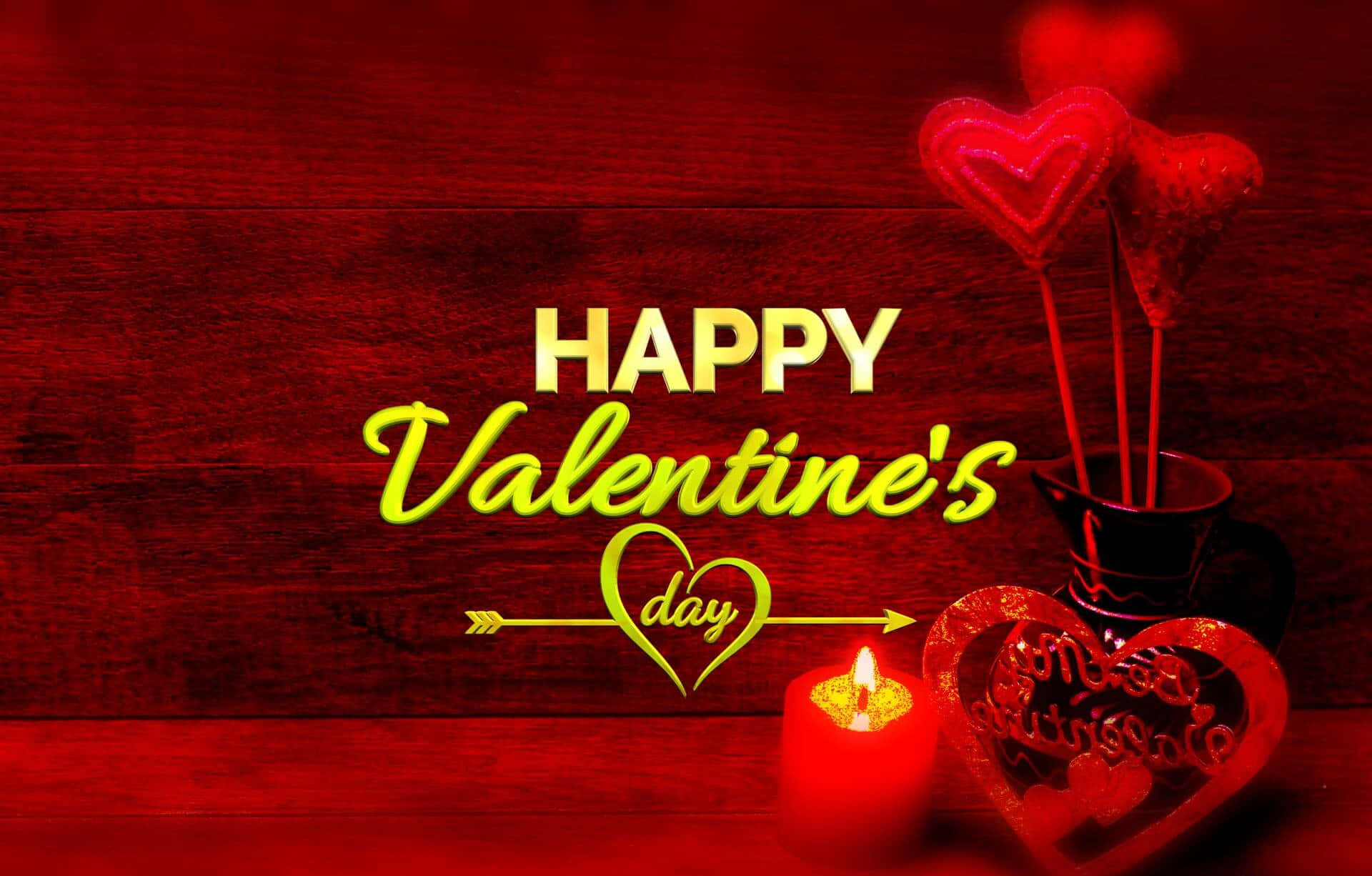 valentine 桌布 壁紙 — 浪漫情人節場景，在濃郁的紅色木質表面上，有發光的心形棒棒糖和點燃的蠟燭。