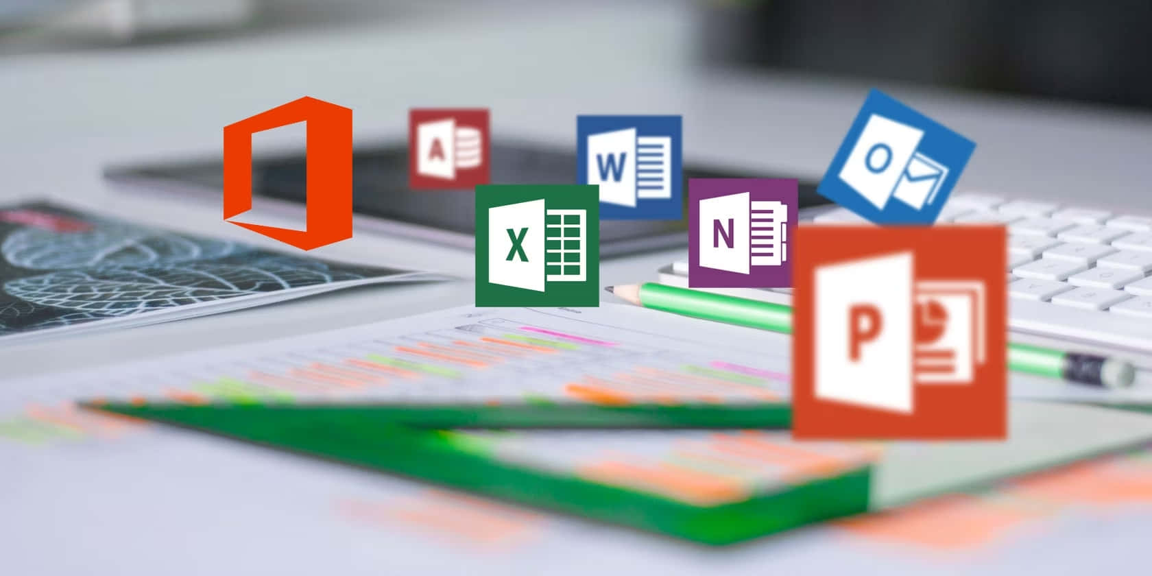 Office 365 桌布 壁紙 — 浮動的 Microsoft Office 應用程式圖示懸浮在一個雜亂的辦公桌上，上面有紙張、筆和鍵盤。