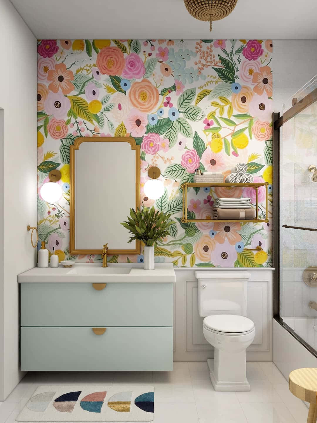 Bathroom Decor 桌布 壁紙 — 浴室採用充滿活力的花卉壁紙，在薄荷色梳妝檯和金色配件後面有粉紅色、黃色和綠色的花朵。