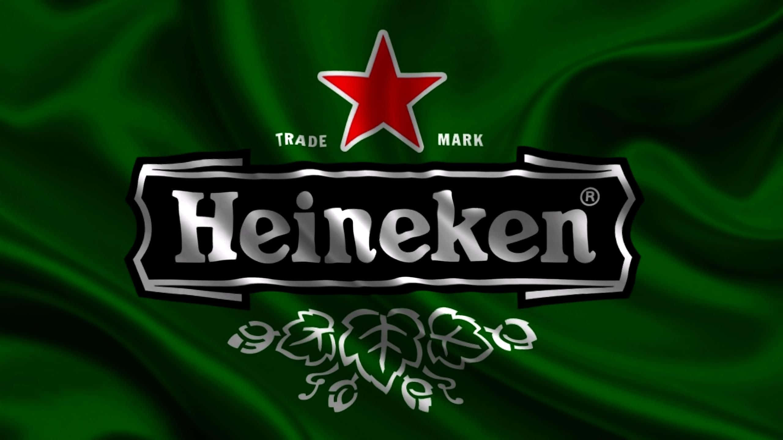 Heineken 桌布 壁紙 — 海尼根啤酒標誌，帶有紅色星星和銀色文字，位於豐富的綠色緞面背景上。