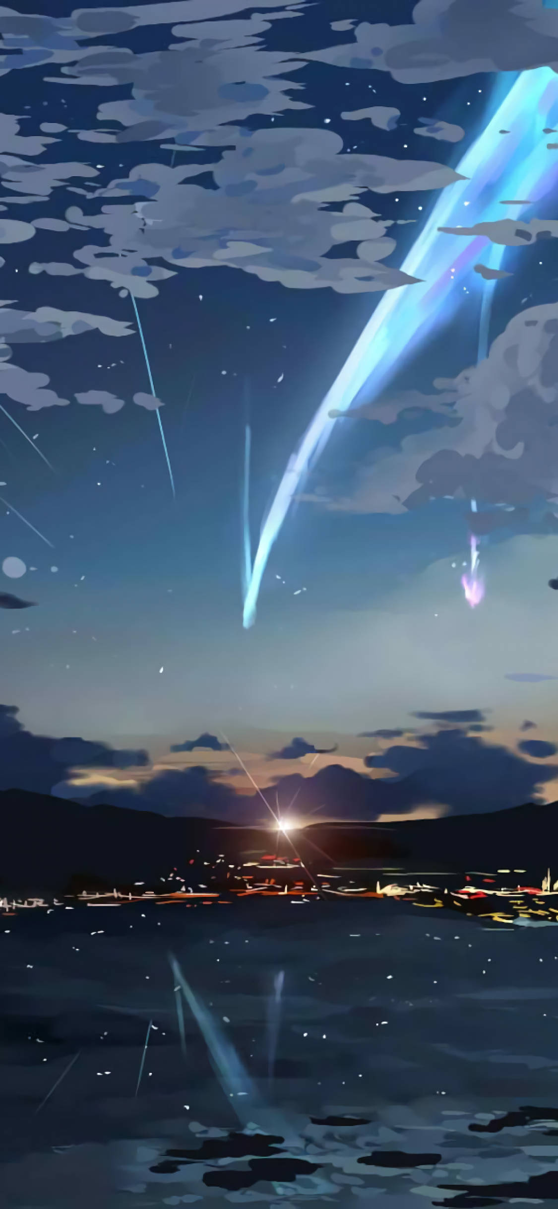 kimi no na wa phone 桌布 壁紙 — 海岸小鎮上空寧靜的夜空，發光流星劃過雲層，倒映在平靜的水面上。