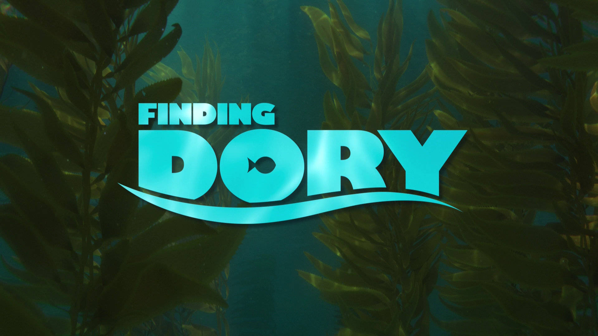Dory 桌布 壁紙 — 《海底總動員2：多莉去哪兒？》標題標誌在水中發出藍綠色光芒，周圍有搖曳的綠色海藻森林。