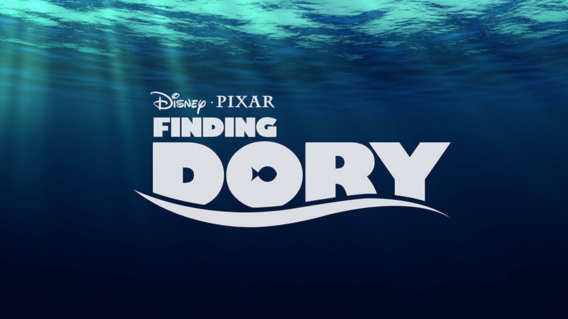 Dory 桌布 壁紙 — 《海底總動員2：多莉去哪兒？》的水底電影標題標誌，陽光穿透藍色海洋深處。