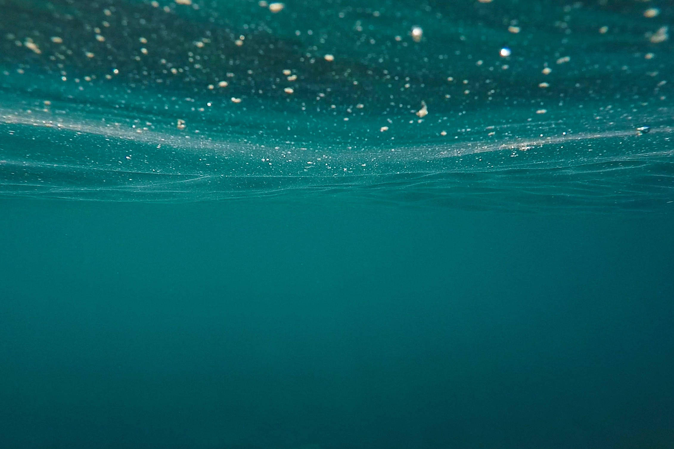 Turquoise 桌布 壁紙 — 海底視角，觀賞碧綠海面，陽光照射的氣泡和漣漪波紋。