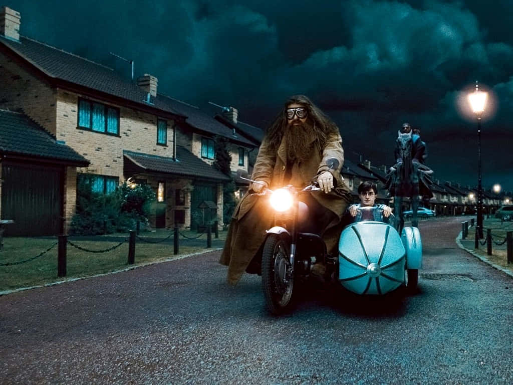 The Hogwarts Professors 桌布 壁紙 — 海格騎著摩托車，哈利波特坐在邊車裡，穿過一條昏暗的郊區街道，背景是暴風雨的夜空。