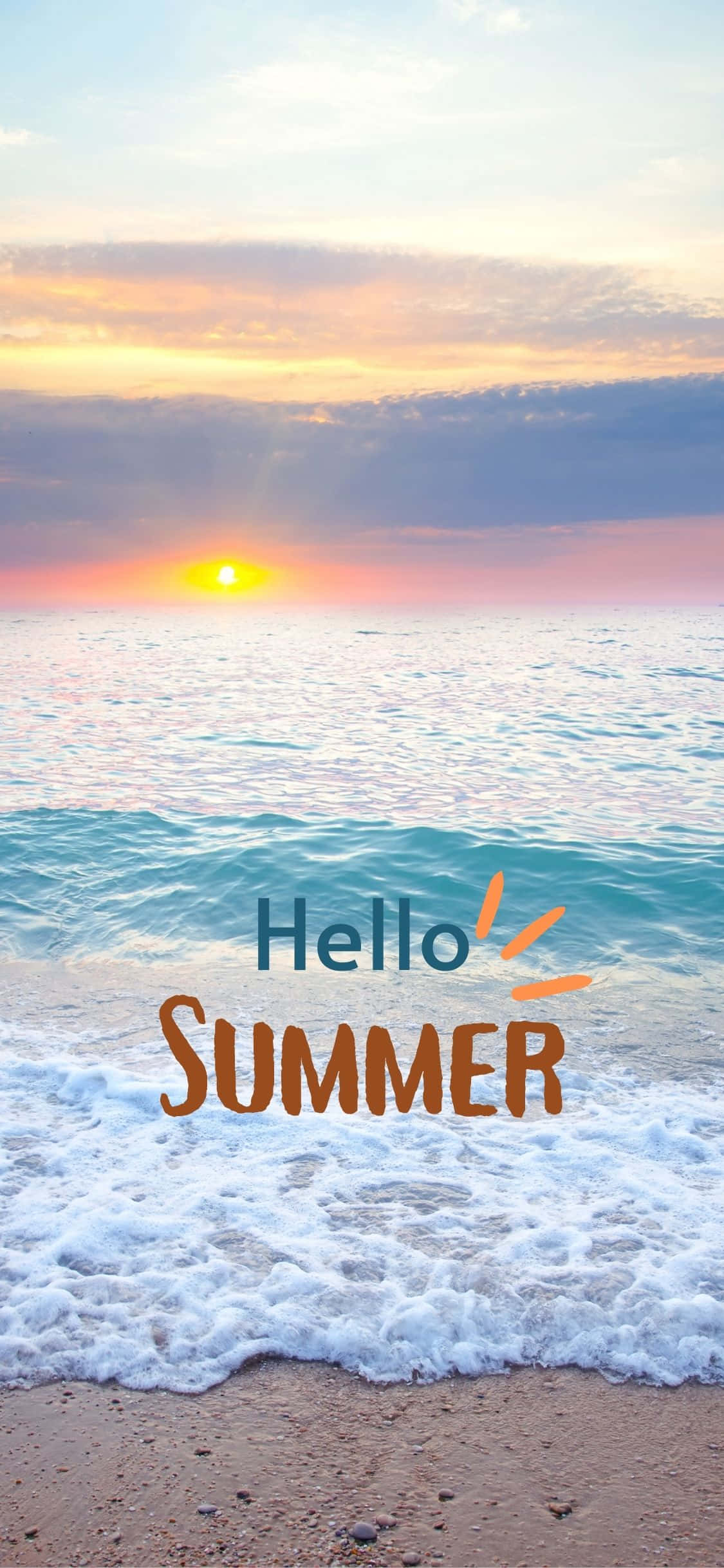 夏天 桌布 壁紙 — 海洋上充滿活力的夏日夕陽，溫柔的海浪沖刷著海岸，並帶有歡快的「hello summer」文字疊加。