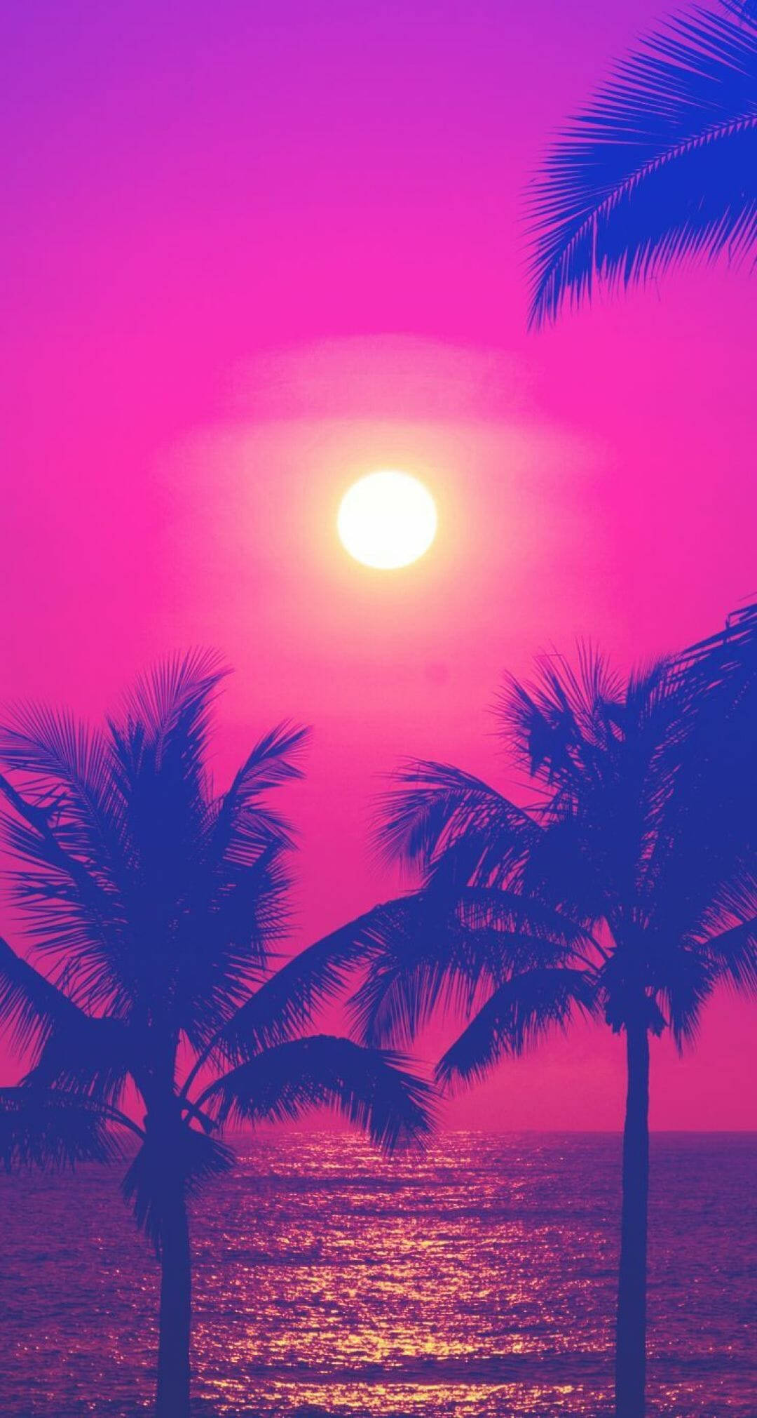 Pink Sunset iPhone 桌布 壁紙 — 海洋上充滿活力的粉紅色和紫色日落，棕櫚樹剪影在水平線上發光。