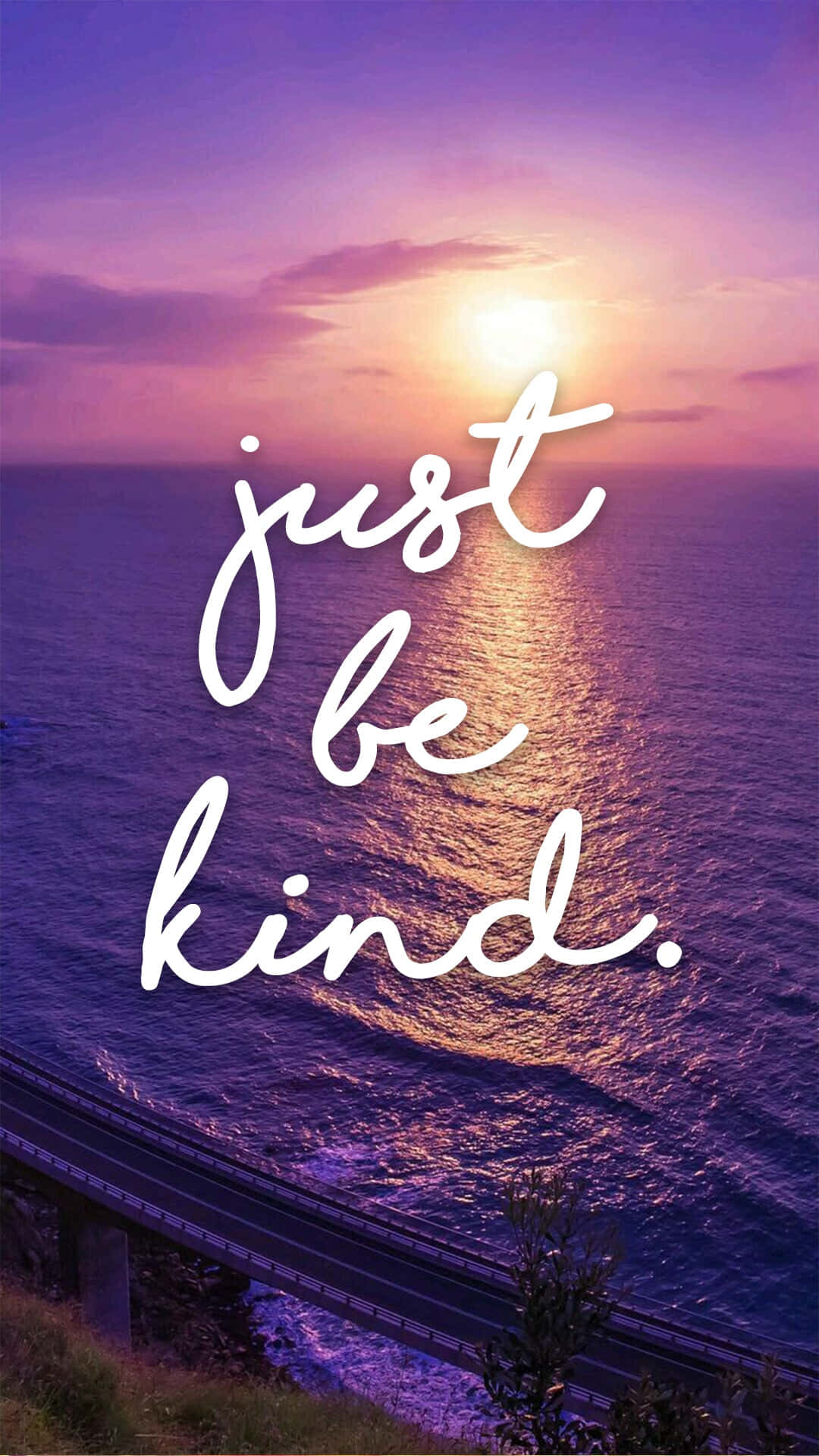 Quote 桌布 壁紙 — 海洋上的日落，配有高速公路橋樑和啟發性文字 just be kind 以白色字體發光。