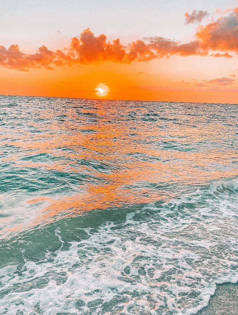 海洋上的日落與海浪 壁紙