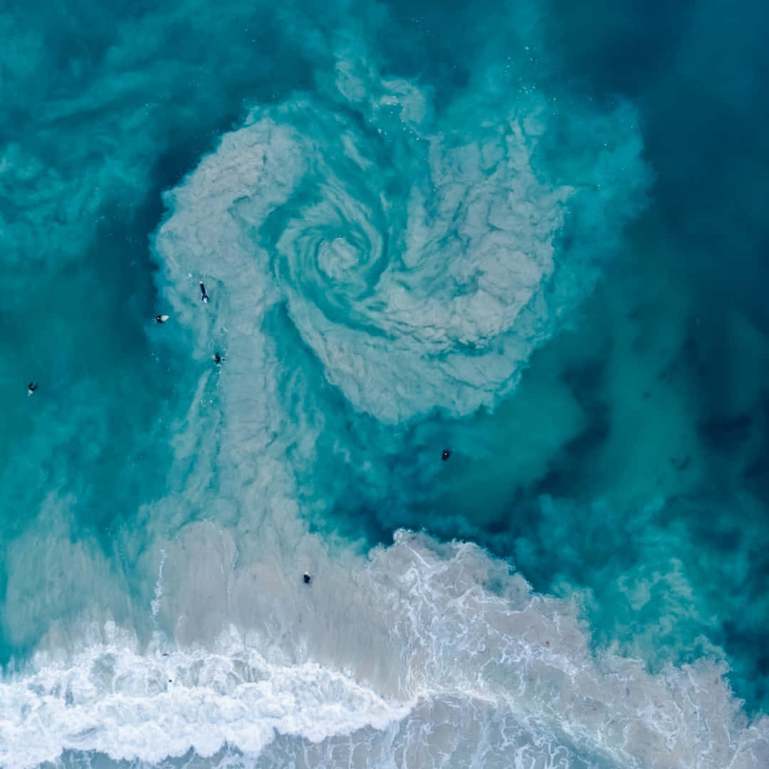 海洋中一道藍色水漩渦 壁紙