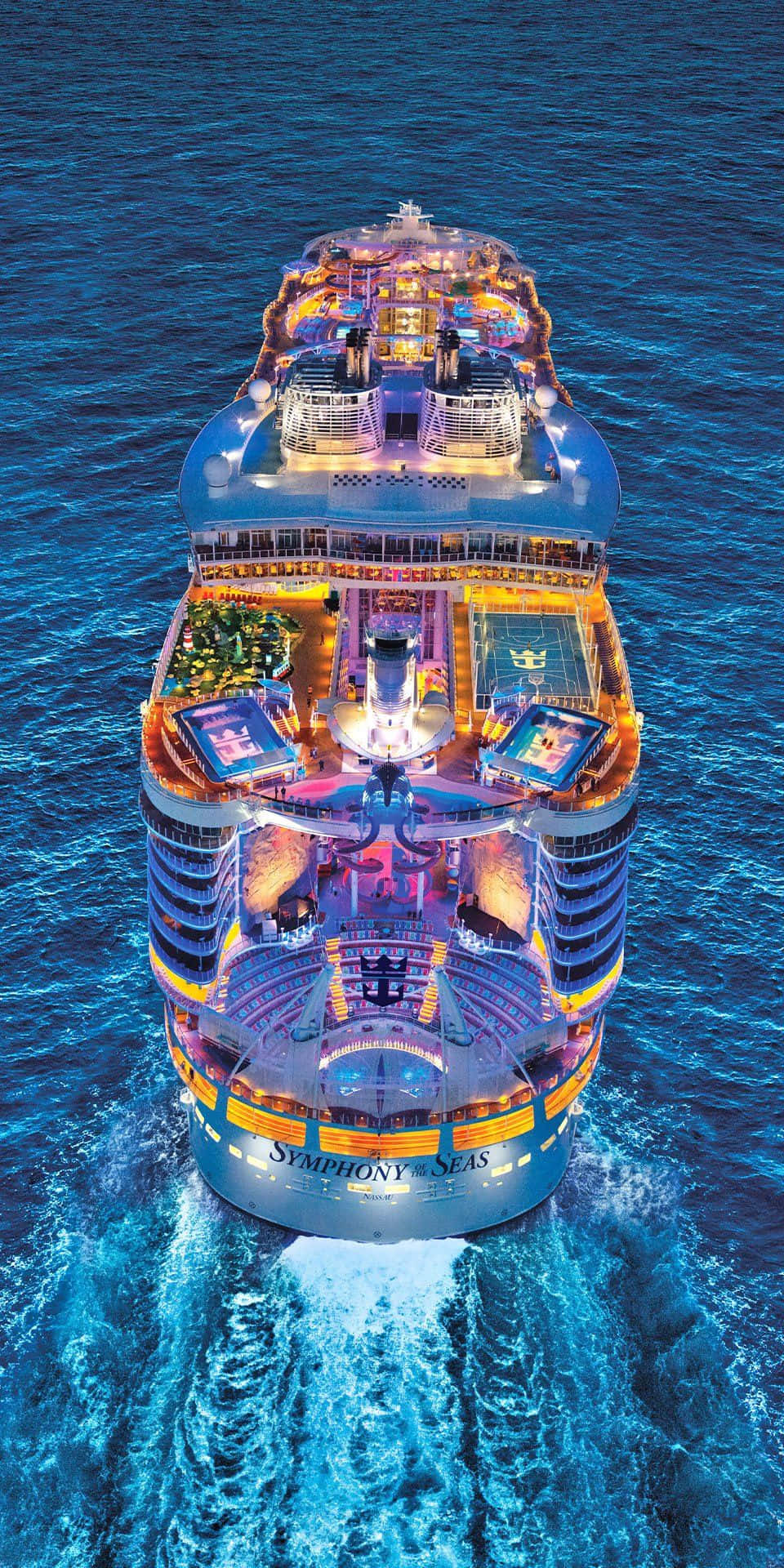 Carnival Vista 桌布 壁紙 — 海洋交響號郵輪在深藍色海水上閃爍著溫暖燈光的鳥瞰圖。