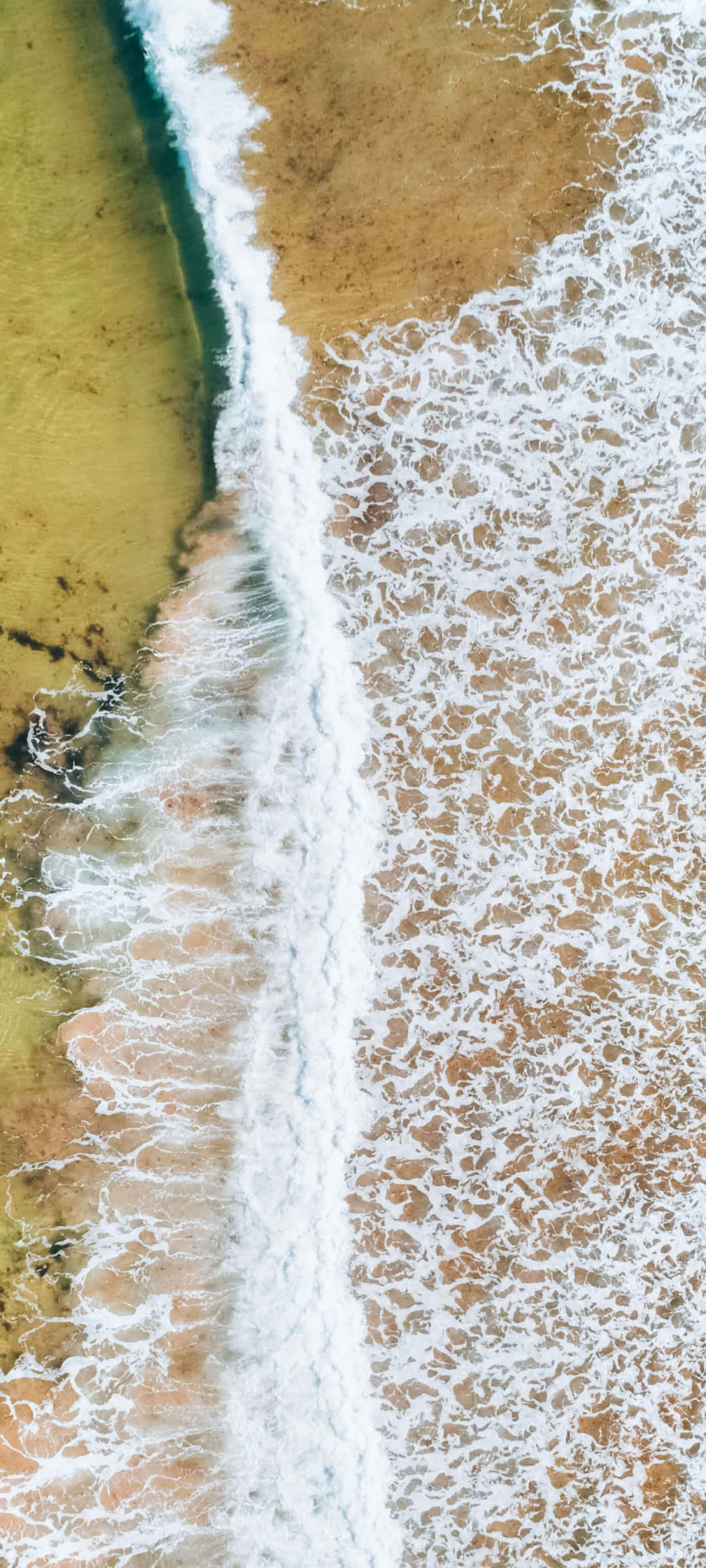 Beach Photography 桌布 壁紙 — 海洋波浪拍打金色沙灘並帶有白色泡沫浪花的空拍視角。