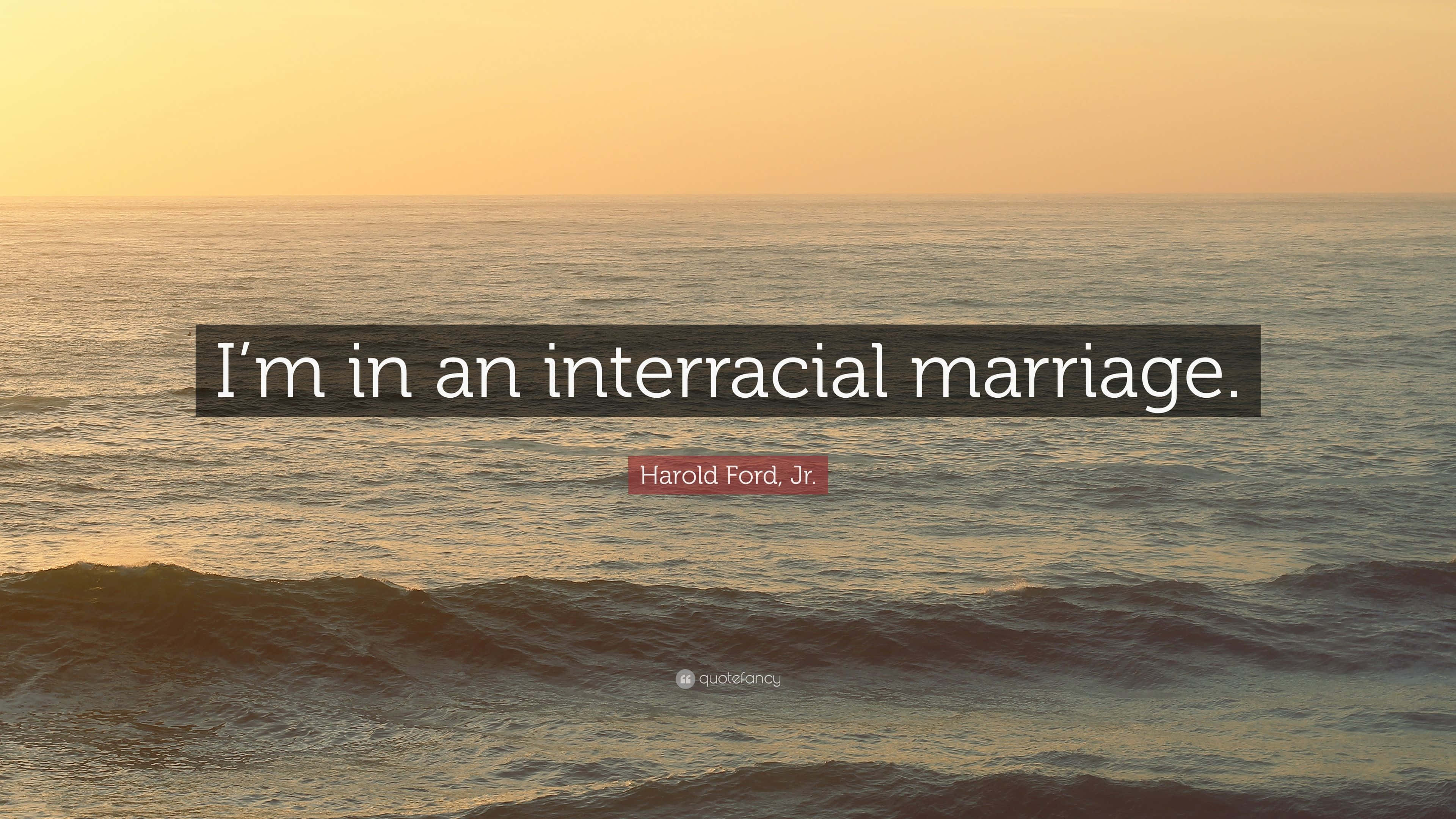 Interracial 桌布 壁紙 — 海浪在金色日落天空下翻滾，並疊加有關跨種族婚姻的語錄。