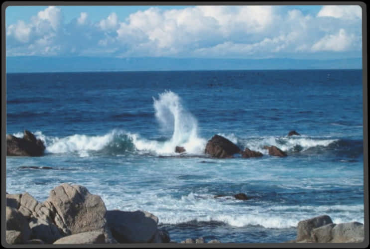 海浪拍打岩石