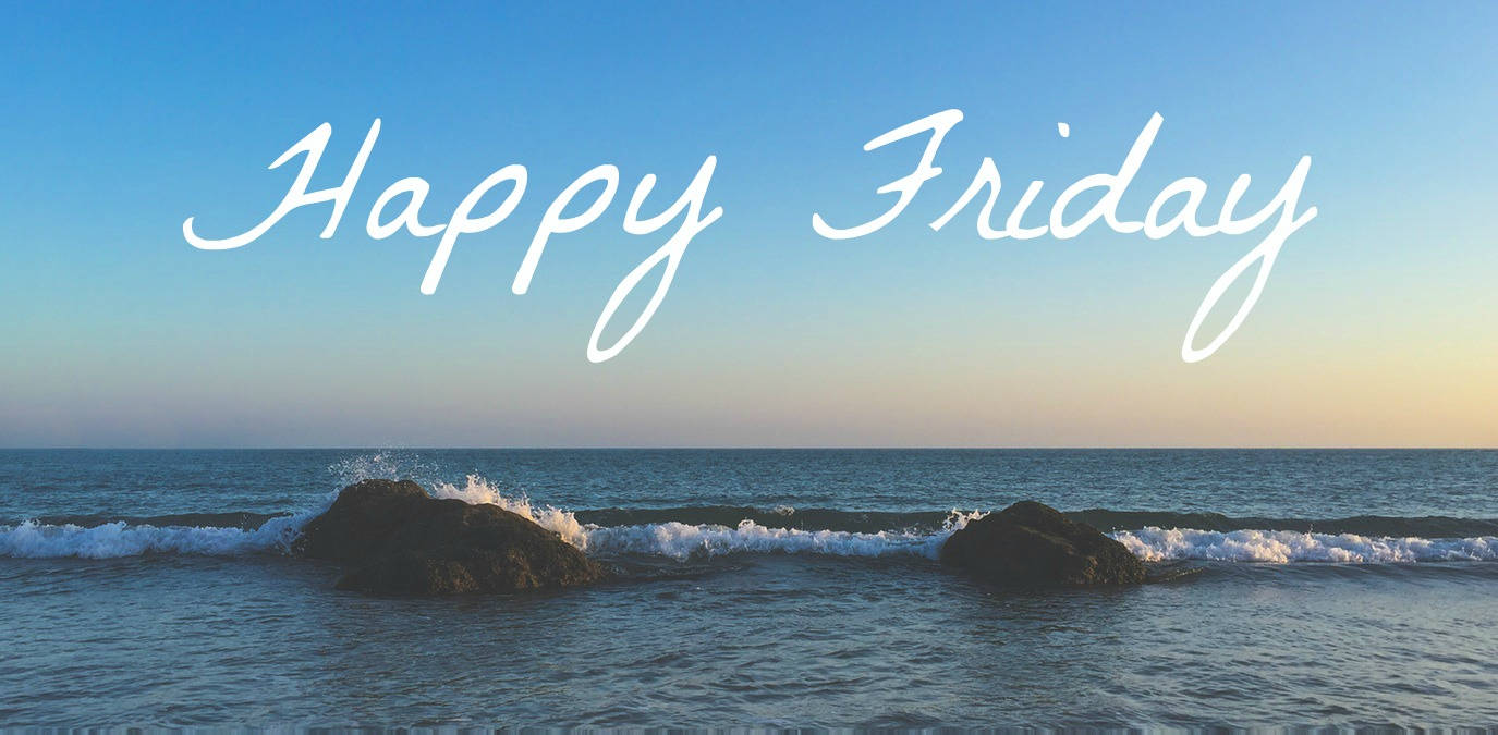 Friday 桌布 壁紙 — 海浪拍打深色岩石，藍天白雲，白色字體寫著「Happy Friday」。