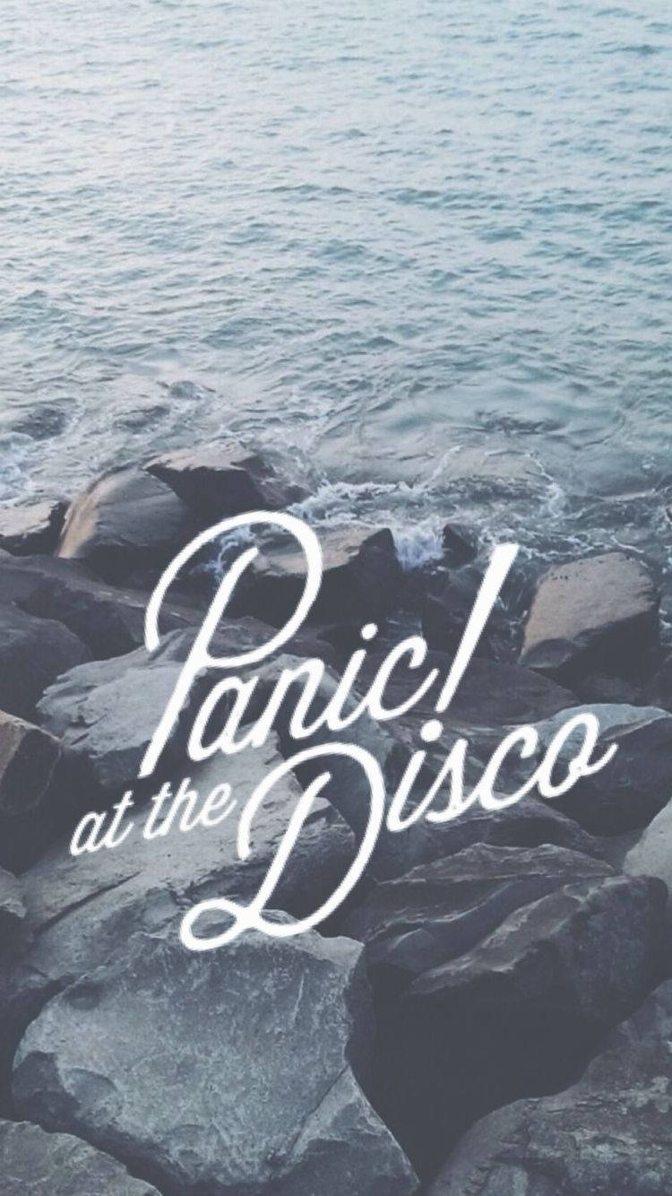 Panic 桌布 壁紙 — 海浪拍打黑色岩石，白色草書文字疊加顯示 Panic! at the Disco。