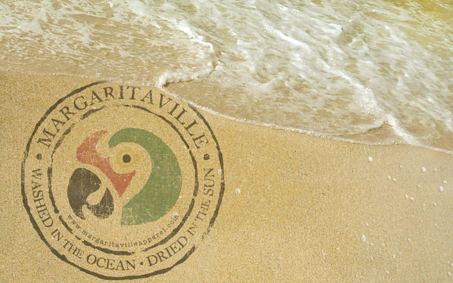 海洋 桌布 壁紙 — 海浪輕輕沖刷刻在金色沙灘上的Margaritaville標誌。