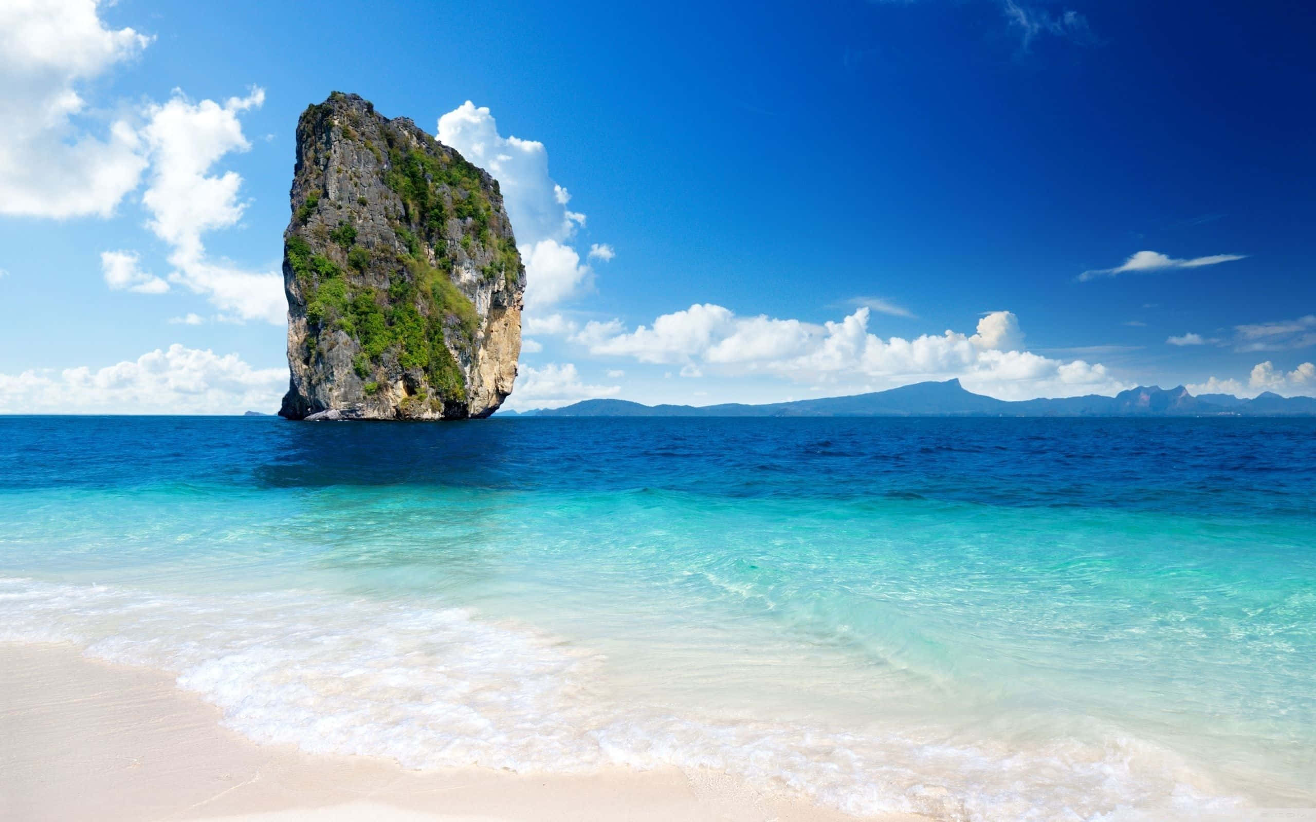 海灘與海中的岩石 壁紙