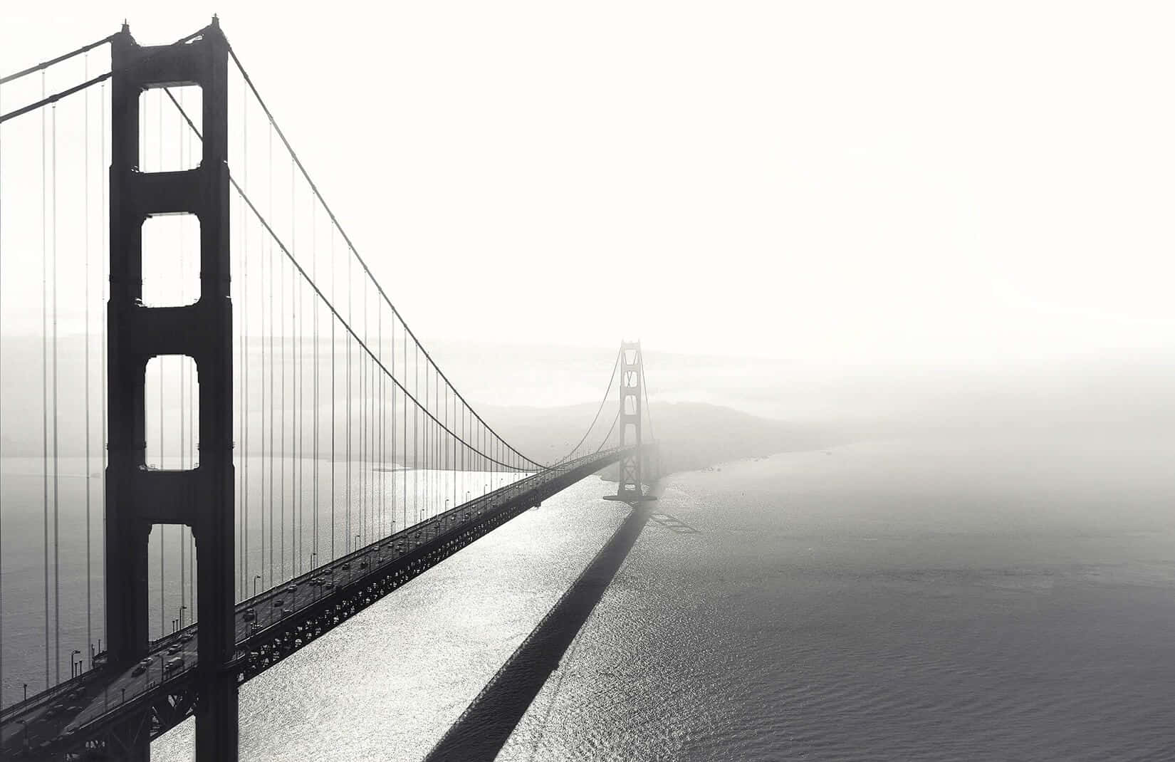 San Francisco Black And White 桌布 壁紙 — 海灣上空濃霧籠罩下的金門大橋黑白航拍圖。