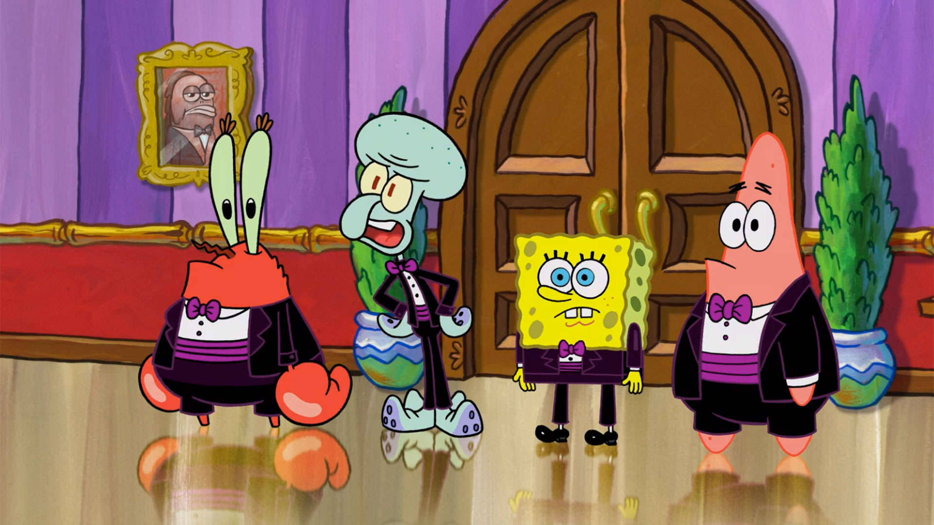 Mr Krabs 桌布 壁紙 — 海綿寶寶、派大星、章魚哥和蟹老闆穿著燕尾服，站在一個有木門和裱框肖像的紫色牆壁房間裡。