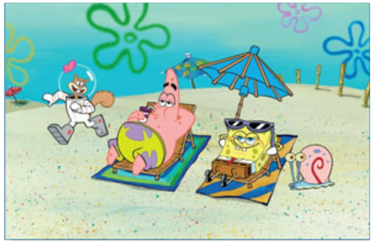 Spongebob Zoom 桌布 壁紙 — 海綿寶寶、派大星和章魚哥在沙灘椅上放鬆，傘下，而珊迪穿著潛水衣跑過。