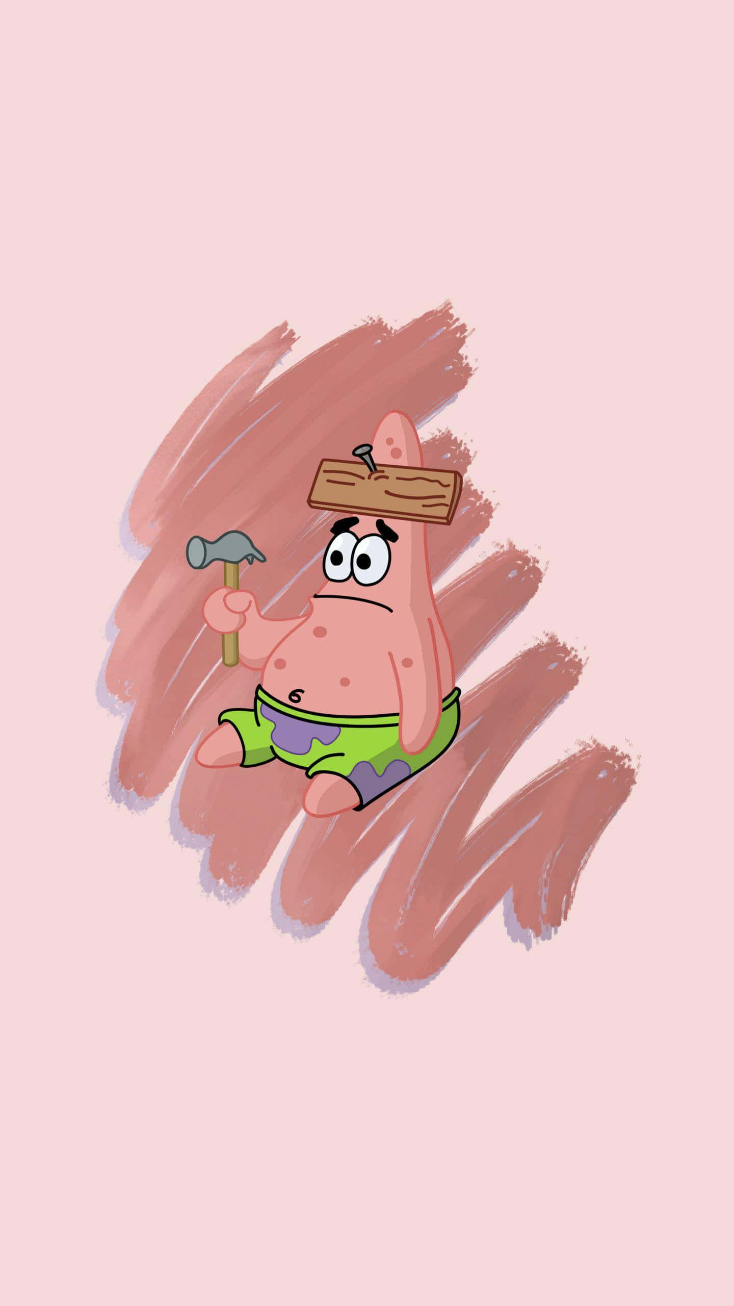 Patrick 桌布 壁紙 — 海綿寶寶中的派大星，頭頂木板，手持錘子，背景為柔和的粉紅色，帶有棕色筆觸。